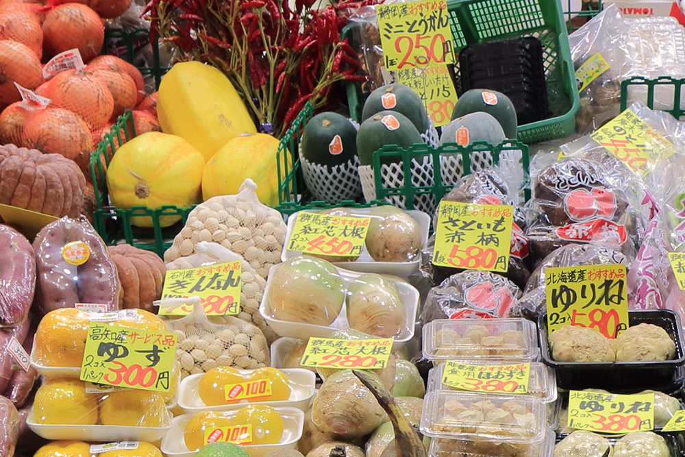 産地の明記された野菜の写真