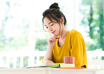 学習をする女性の写真