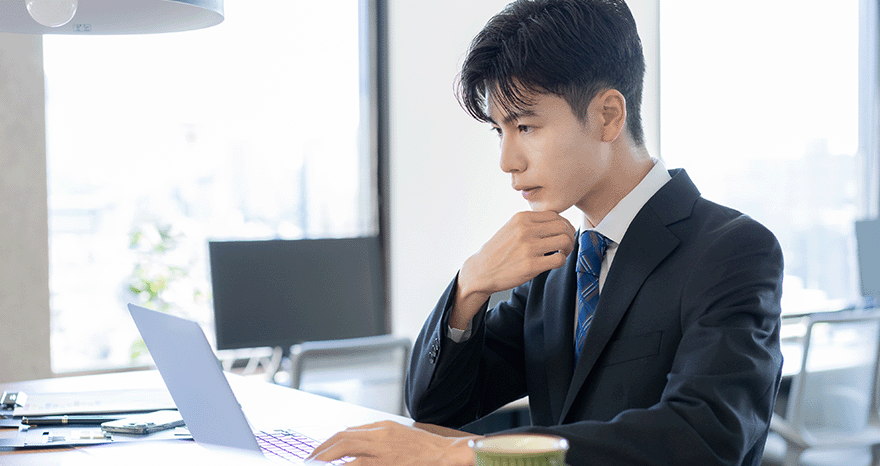 男性がコースを悩んでいる様子