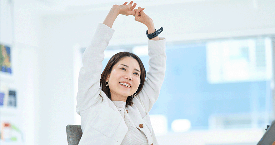 女性がストレッチをしている様子