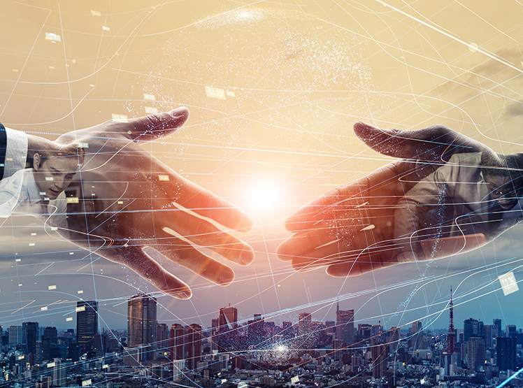 手を取り合う姿