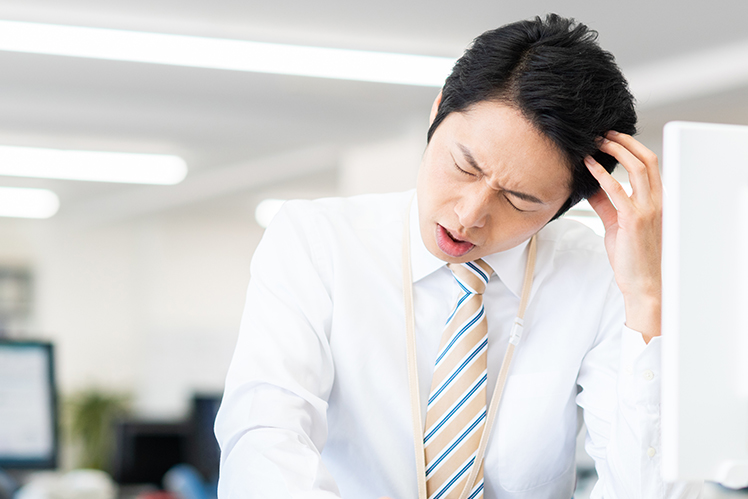 悩みを抱える上司　イメージ画像