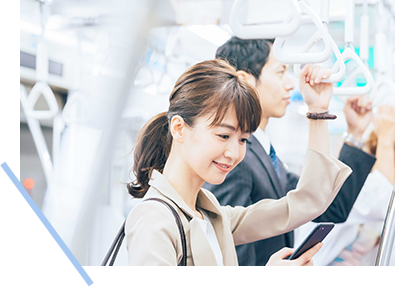 社内でメモを残す女性