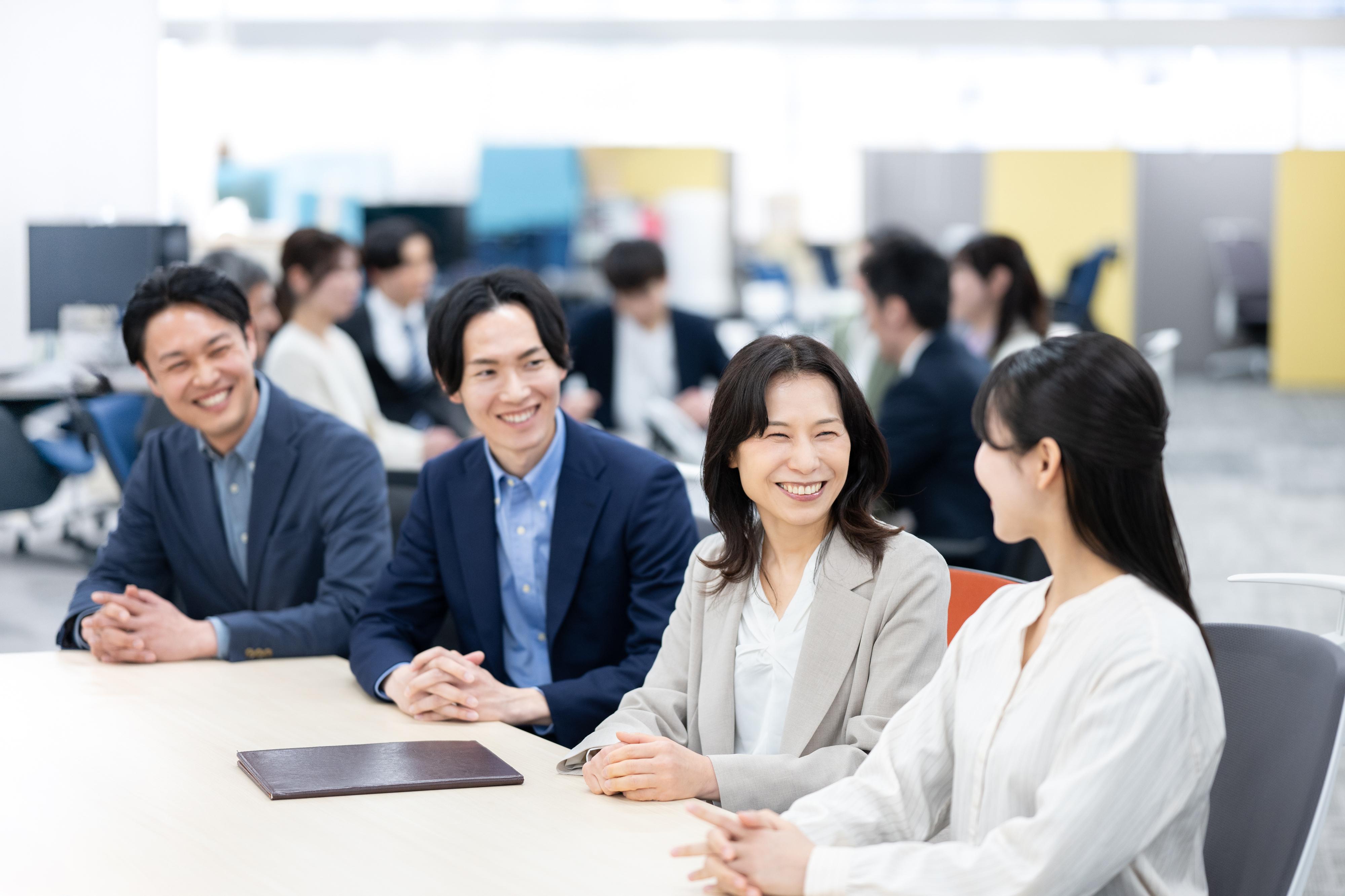 人事担当者が話し合っている画像