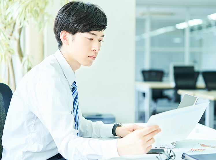 文章を丁寧に読む男性
