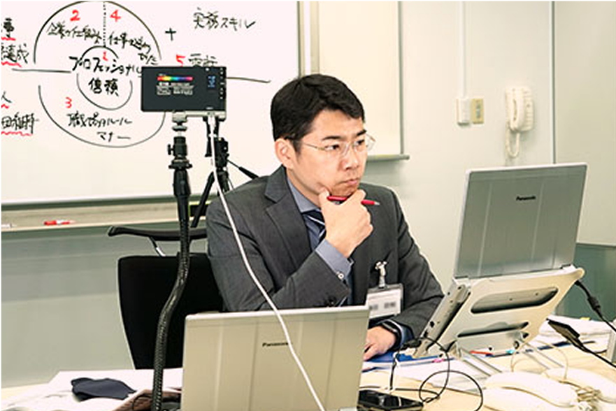 ライブ配信中の講師のイメージ